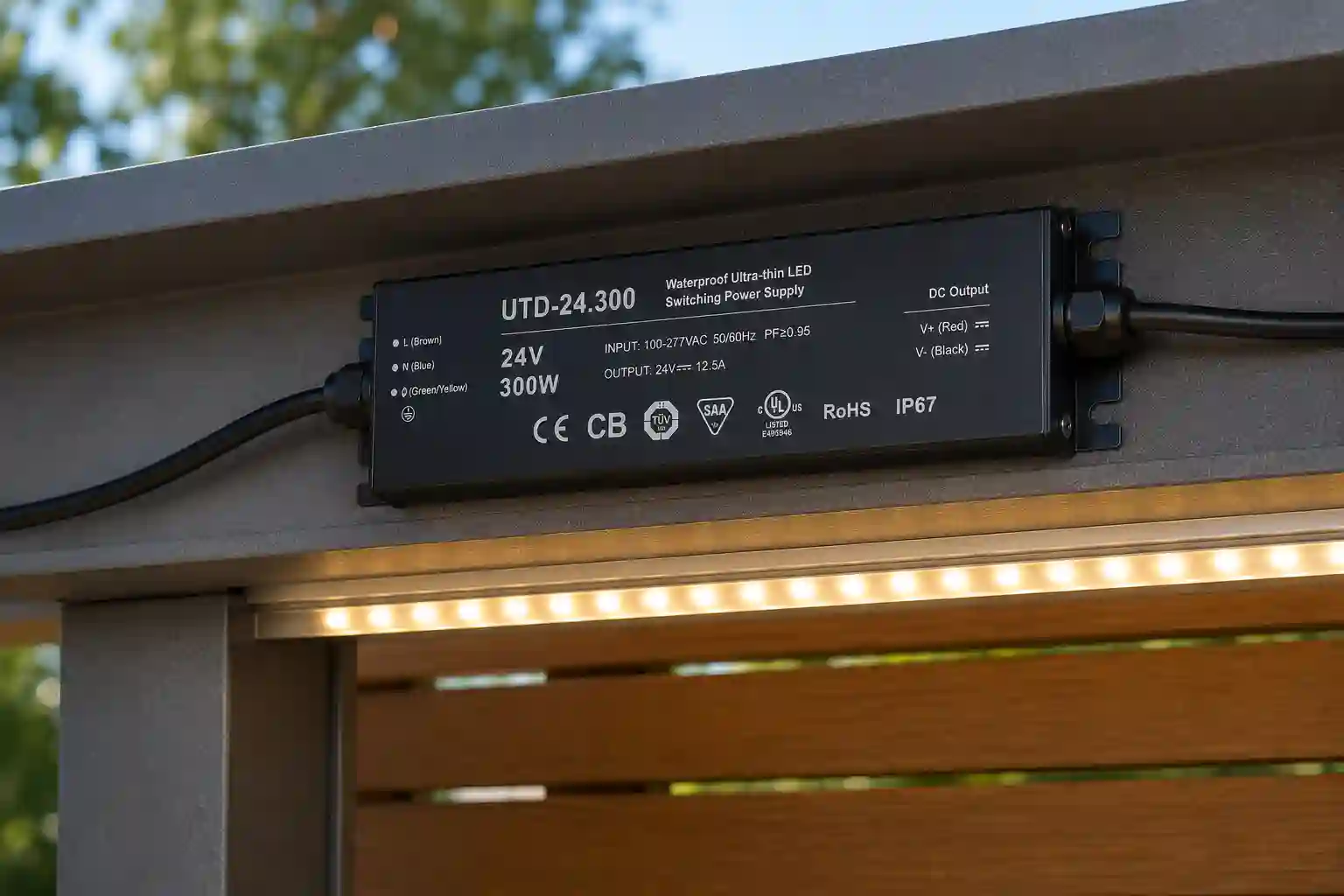 Výkon a účinnost LED napájecího zdroje UTD 24V 300W IP67 doporučené zatížení 240W pro venkovní LED pásky